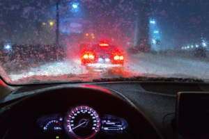 conducir-rapido-bajo-la-lluvia-lo-que-advierte-un-abogado-de-lesiones-personales-en-orem